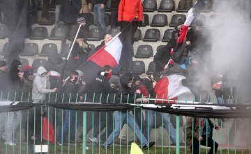 Kibice: "Precz z komuną". Ochroniarze użyli gazu [Video i zdjęcia]