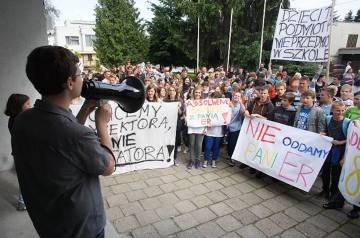 Poznań: Uczniowie oraz rodzice protestowali w obronie polonistki z Gimnazjum 68