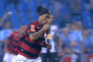 Piękna bramka Ronaldinho (wideo)