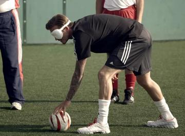 Beckham strzela karnego z zasłoniętymi oczami (wideo)