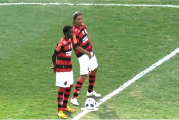 Ronaldinho radzi sobie z chłodnym przywitaniem (wideo)