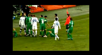 Niecodzienny hat-trick. Znokautował 3 piłkarzy w 10 sekund! (WIDEO)