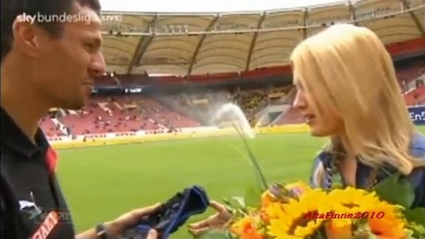 Kwiaty i kask wręcza Holender niemieckiej reporterce