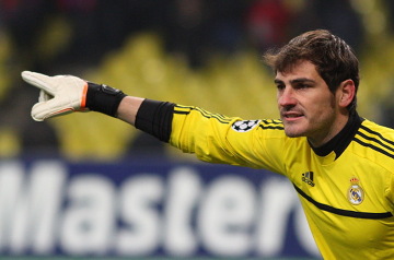 Casillas dłubie w nosie, a potem... [Video]