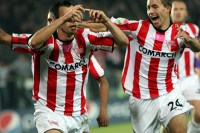 Jesienne derby Krakowa: Zdemolowany stadion, tort Van der Biezena i wstyd Wisły