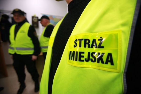 Fałszywi strażnicy zbierają na biedne dzieci