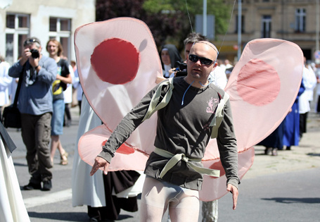 Motyl na procesji (zdjęcia, wideo)