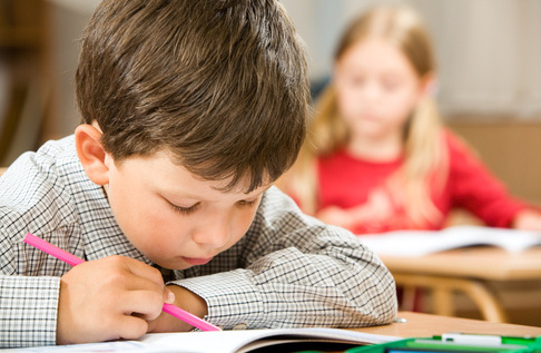 Дети пишут в тетради